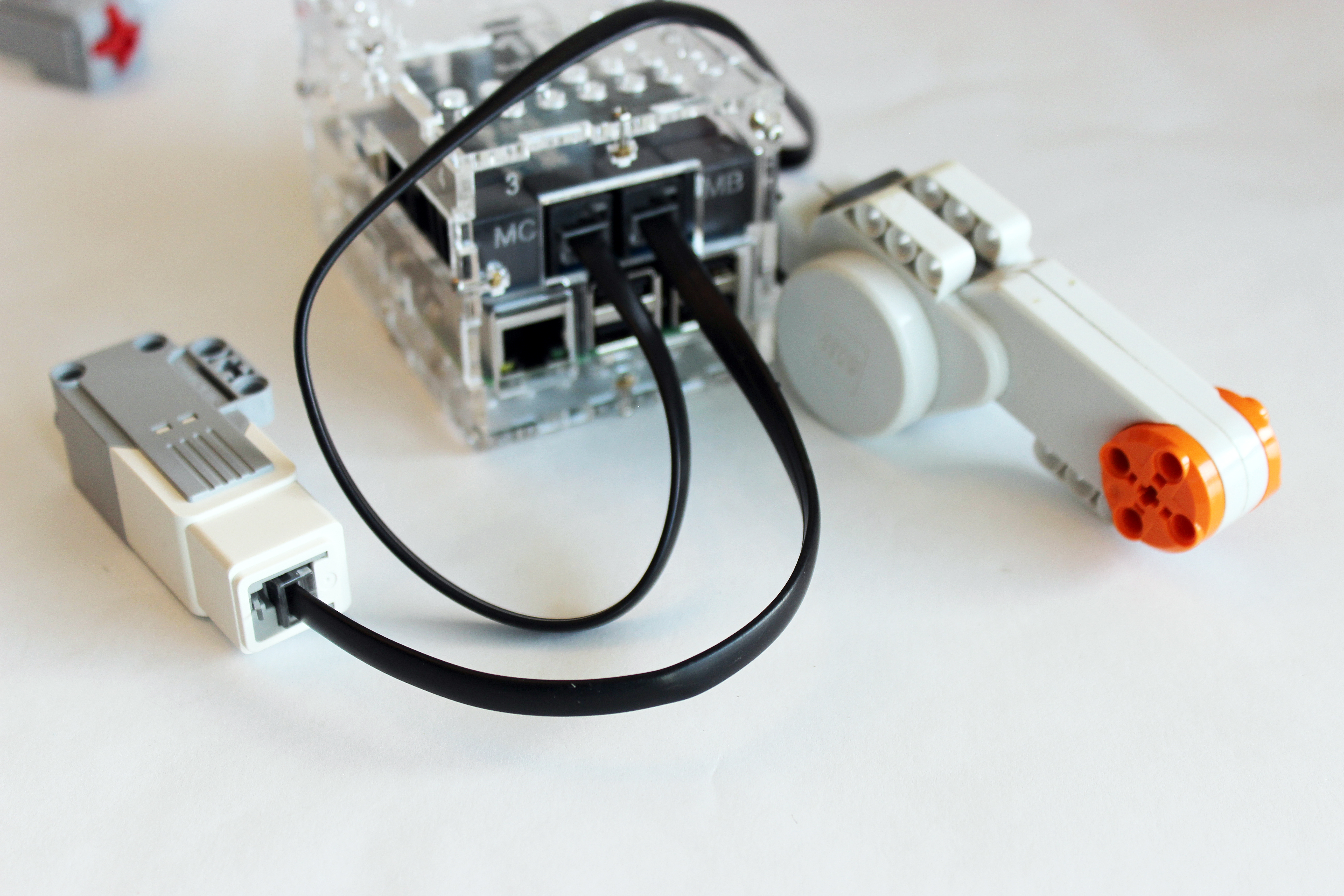 bånd sorg Munk Attach BrickPi3 Sensors and Motors - How to Build your Robot with LEGO  Mindstorms