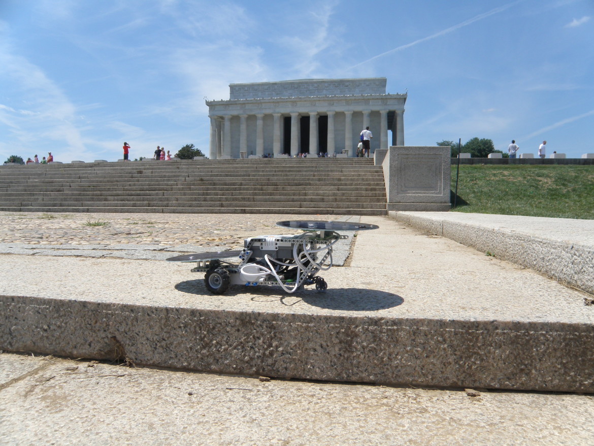 dSolar Cruiser at Lincoln Memorial