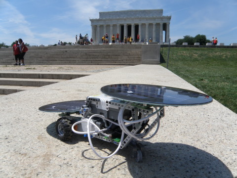 dSolar Cruiser at Lincoln Memorial