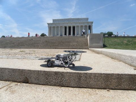 dSolar Cruiser at Lincoln Memorial